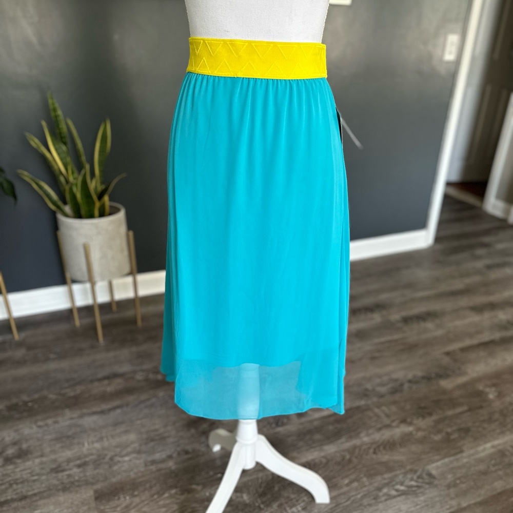 Lularoe Lola Skirt. Turquoise with yellow elastic waist band. Size small.